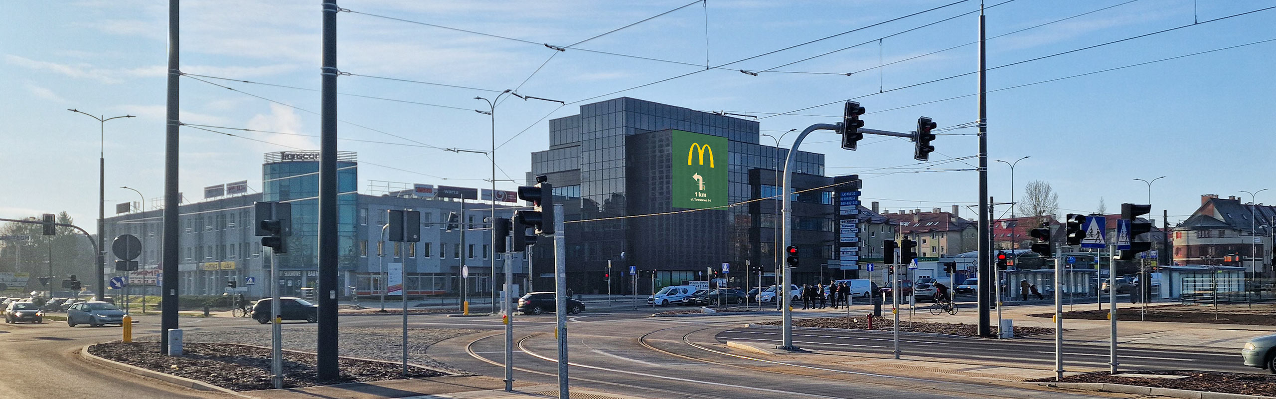 reklama mcdonalds na budynku